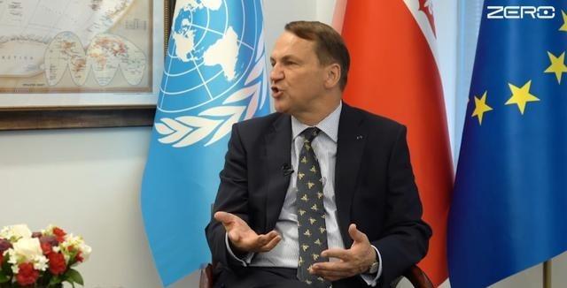波兰外交部长西科尔斯基在9月23日接受采访时表示：“俄罗斯作为联合国安理会常任理