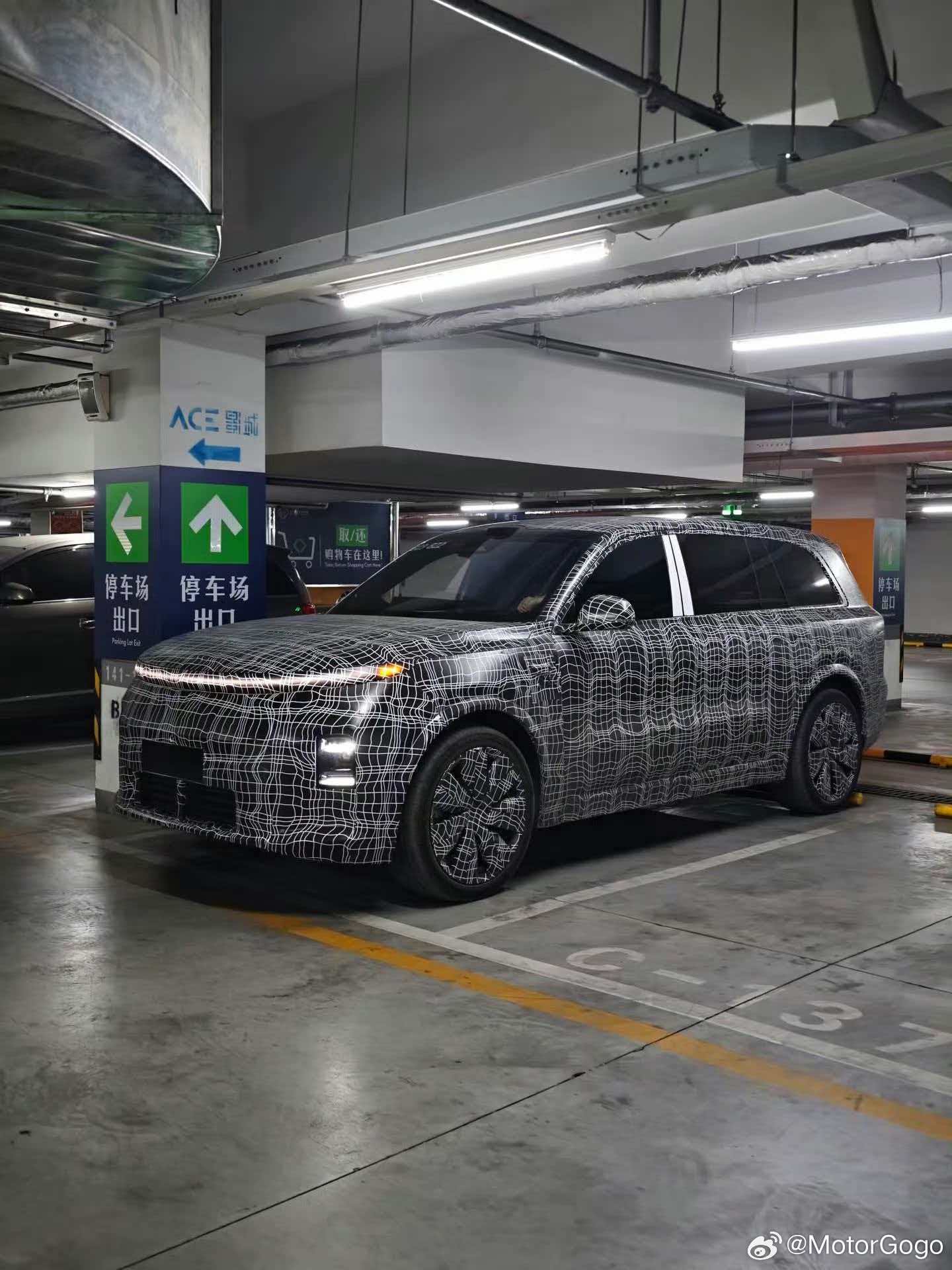 全新理想L9的谍照，很多人在问理想L9是取消了电动踏板吗？答案是：并没有。