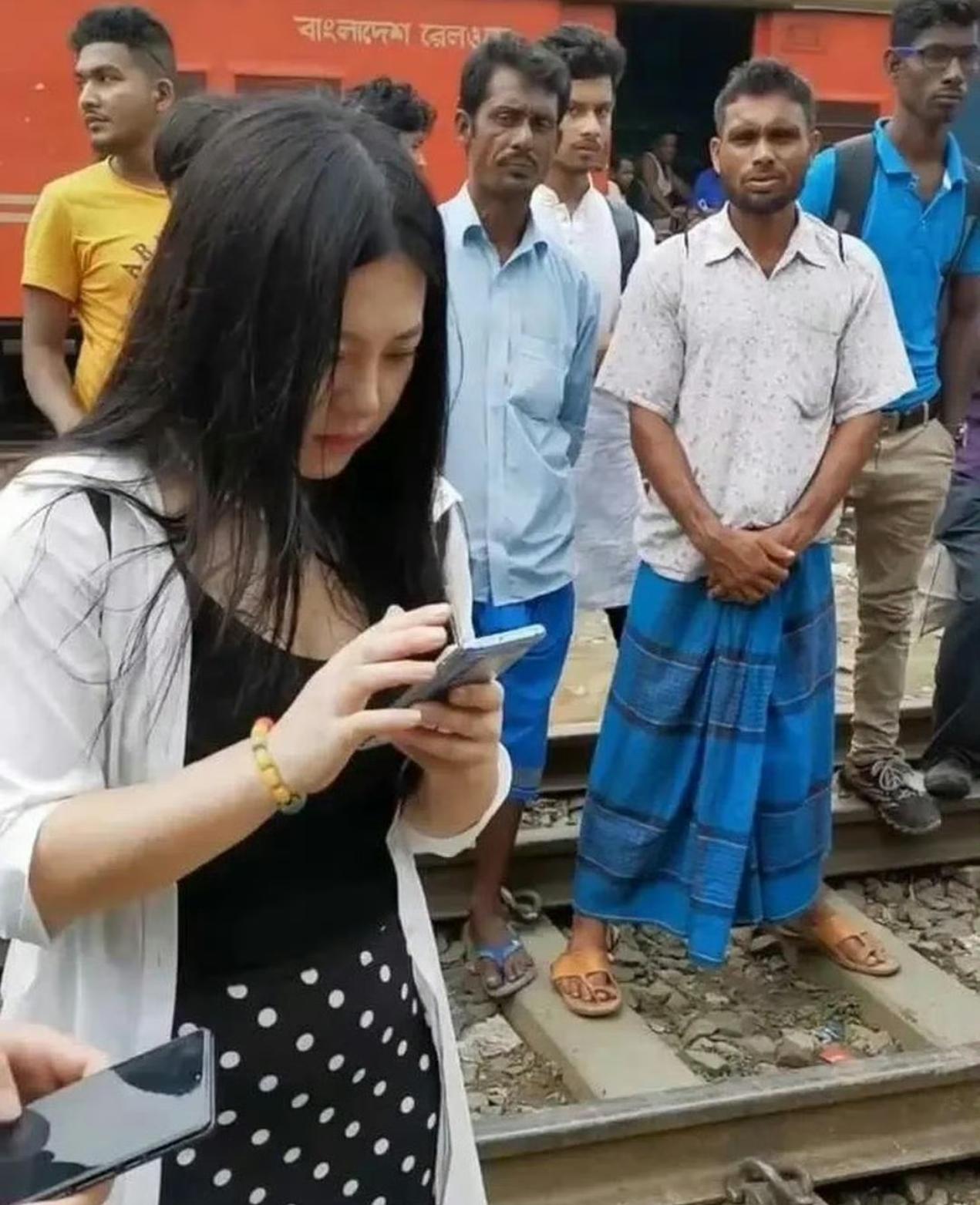 在印度等车的中国女孩，真的很勇敢。