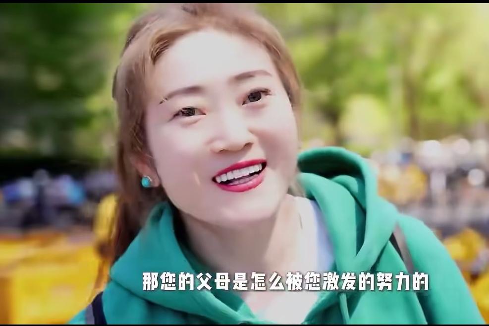 北京街头采访一位45岁的中年女性，问:你现在是什么状态？这位女子回答:我从来没有