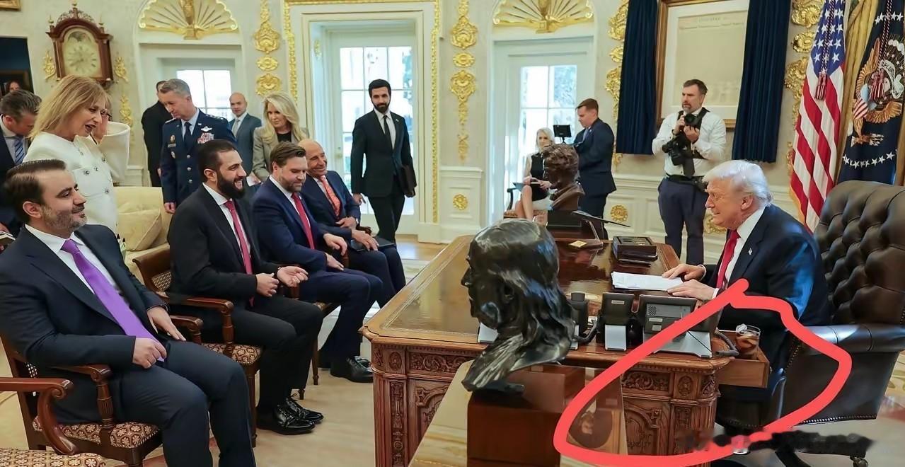 老特你也太小气了，自己喝加冰的可乐，你好歹给客人一杯吧，你总不能自己喝着，别人看