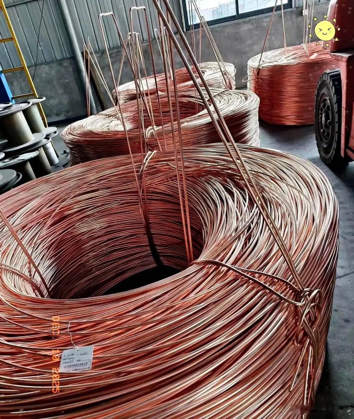 铜价飙到九万一吨，华东一家电缆厂老板的骚操作，直接把员工干懵了。他一边砸钱囤货赶