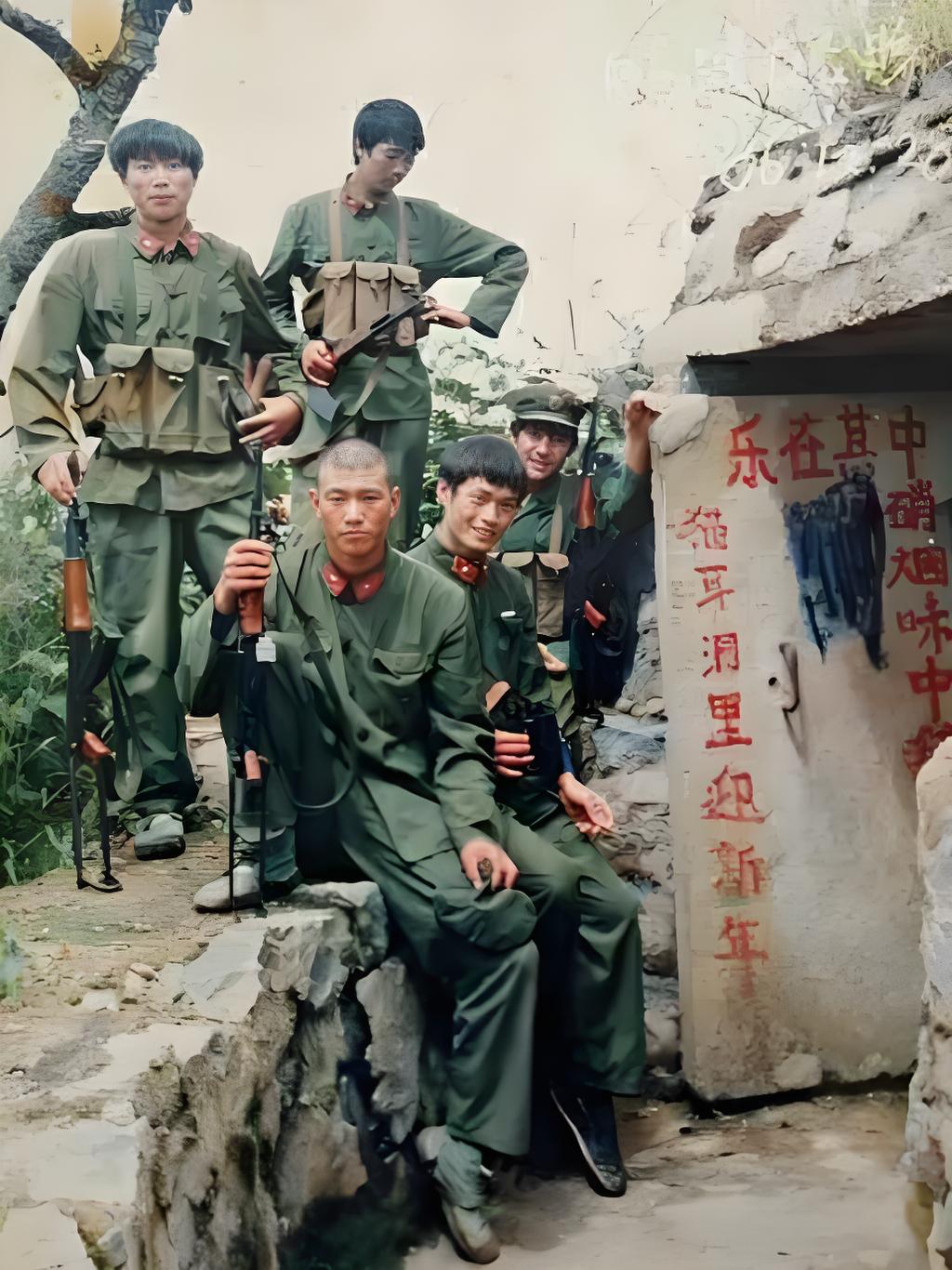 这张照片聚焦对越自卫反击战“两山轮战”时期前线阵地，对越自卫反击战后，中越在老山