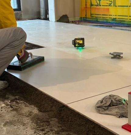 上周闺蜜发来哭诉：家里卫生间墙面做了防水后直接贴的瓷砖还没半年，洗澡时突然哗啦啦