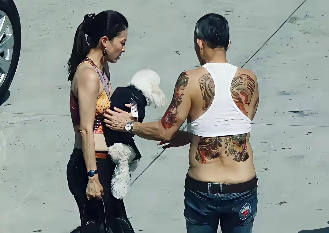 泰王玛哈，曾经是真潮呀！短款工字背心、低腰牛仔裤,满身的纹身！谁能想到，这是