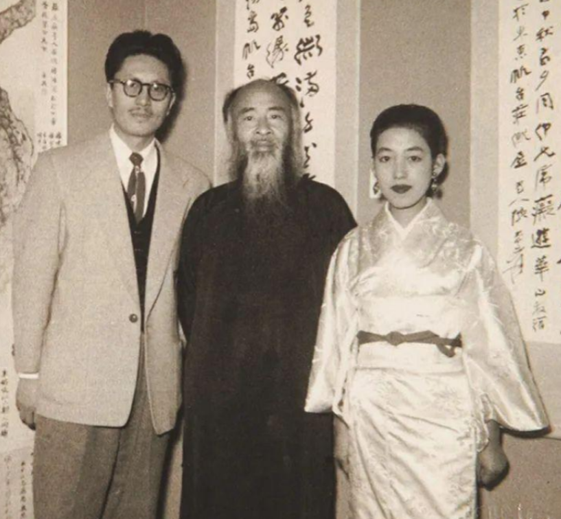 1953年，54岁的张大千旅居日本，好友请了一个18岁的侍女，照顾他的生活起居。