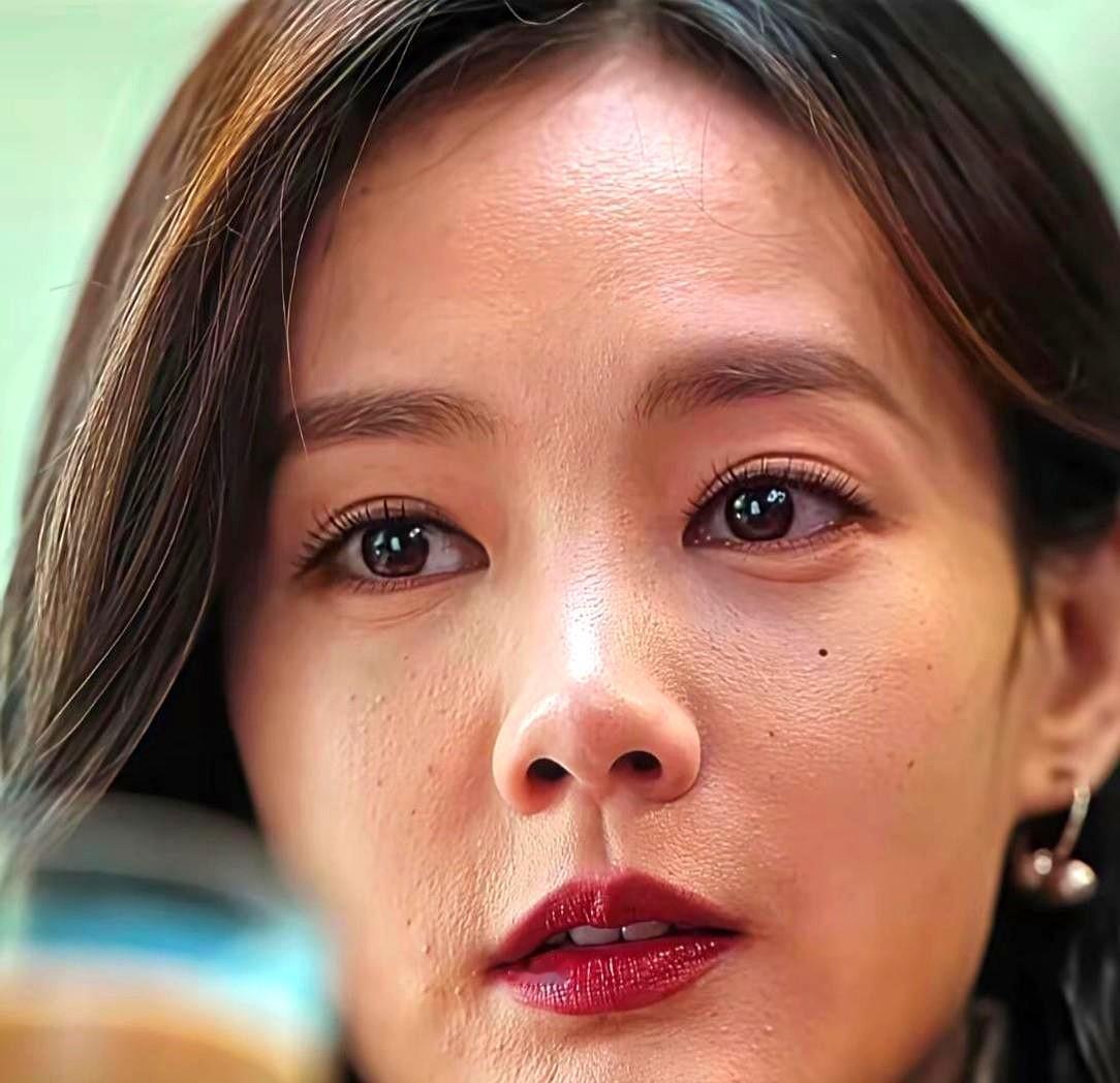 李一桐发了一张没修图的脸，热搜炸了。不是因为丑，而是太正常了——毛孔、汗毛，全