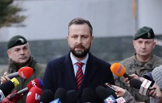 波兰军队正以罕见的姿态，在其与北约盟友德国的漫长边境线上行动！