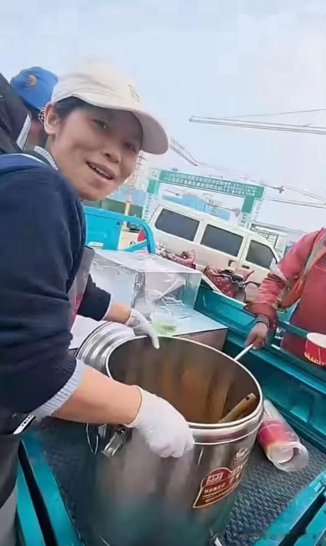 济南倒饭姐一觉醒来，天塌了！本以为赶走卖卤肉饭的小伙，她就可以继续卖高价盒饭