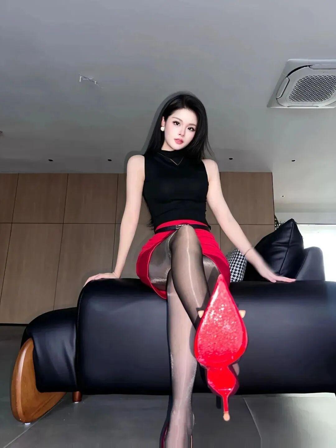优雅黑红搭配，尽显时尚魅力！穿搭高雅气质美女优雅靓丽高跟鞋穿搭分享时尚女孩