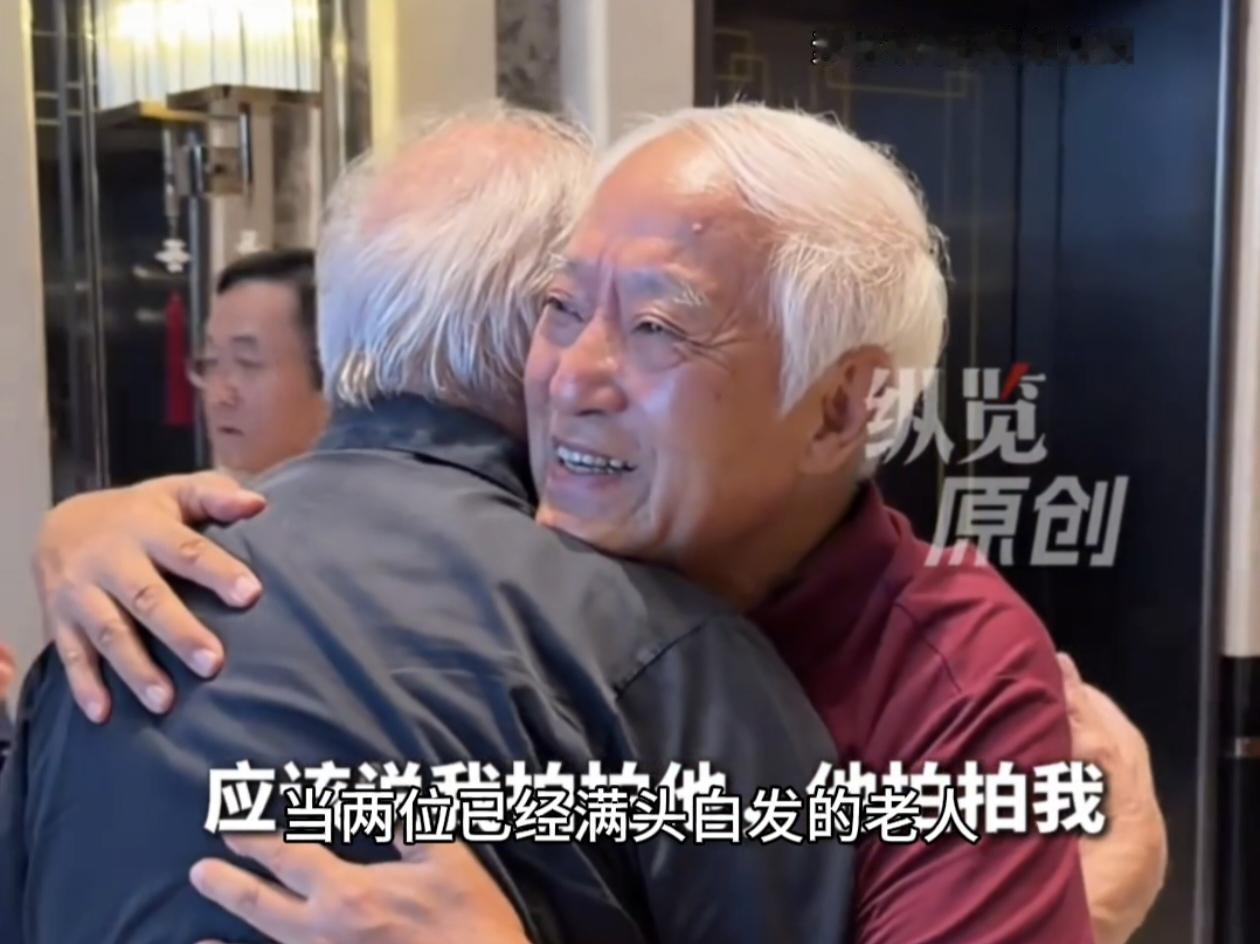 76岁的牛群今天(8月7日)和33年没见面的中国国家足球队前主教练施拉普纳再聚首