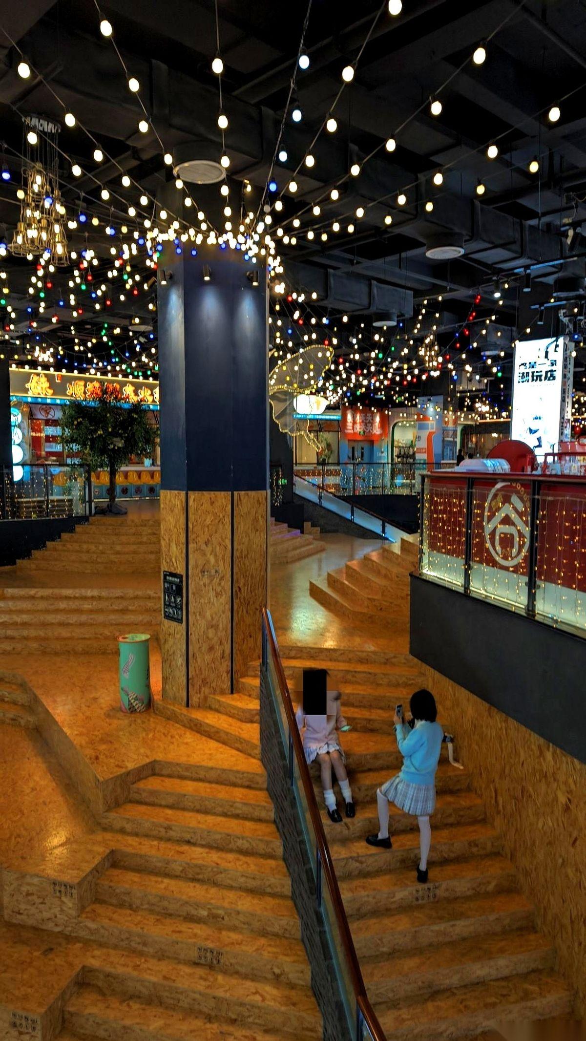 海口现在就两派人。一派，死守国贸的友谊阳光城。另一派，投奔了新欢龙湖天街。