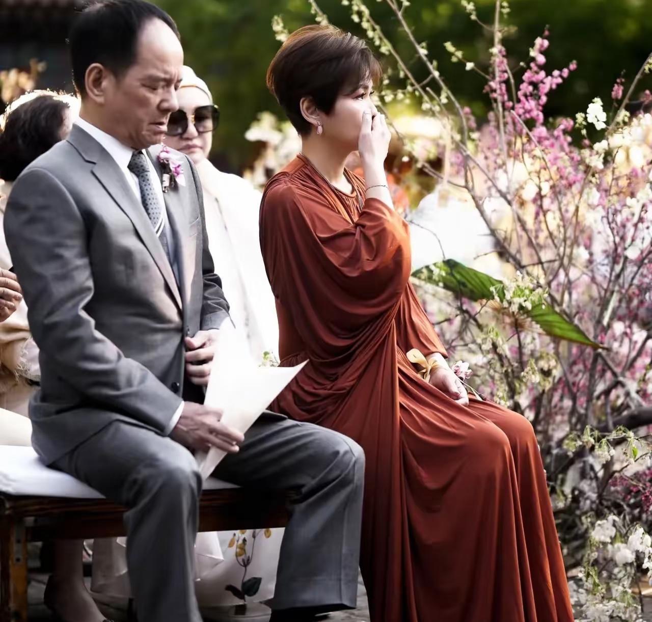 马筱梅的妈妈泪洒婚礼现场了，爸爸看上去也在抽泣，和女儿头婚仪式相比，马筱梅妈妈的