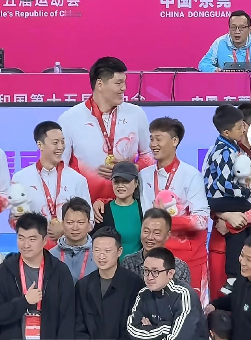 广东男篮夺冠，胡明轩妈妈到场，刘传兴抱自己小孩广东队夺冠，在宏远队主场，很多