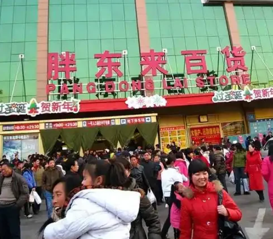 许昌胖东来大哥搬三箱剑南春，后面还有人掏一沓千元购物卡，真不是炫富？ 在许昌胖东来，一个中年大哥眼皮