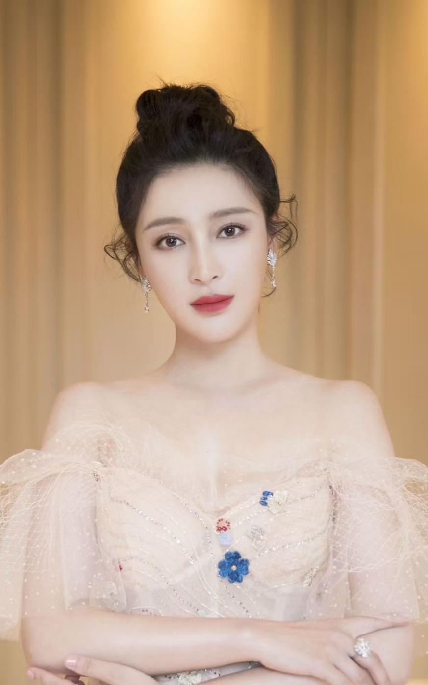 甘婷婷，1986年2月5日出生于安徽芜湖，毕业于中央戏剧学院。2005年以《朱