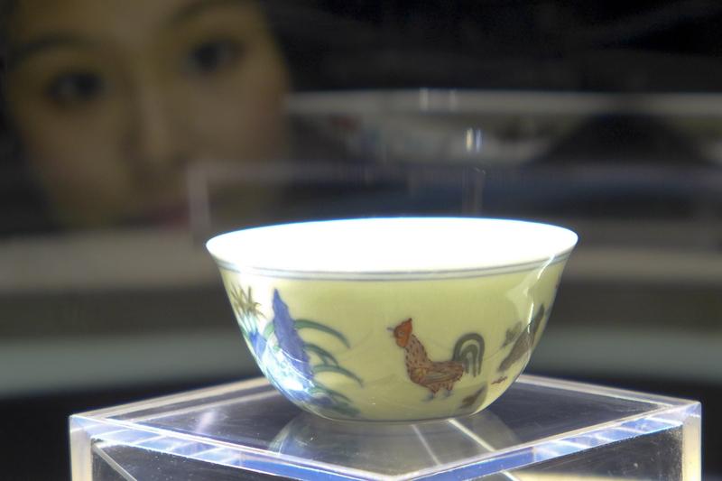 1462年的宫廷里，15岁的太子朱见深洗澡时，邀请大他17岁的乳娘万贞儿共浴，万