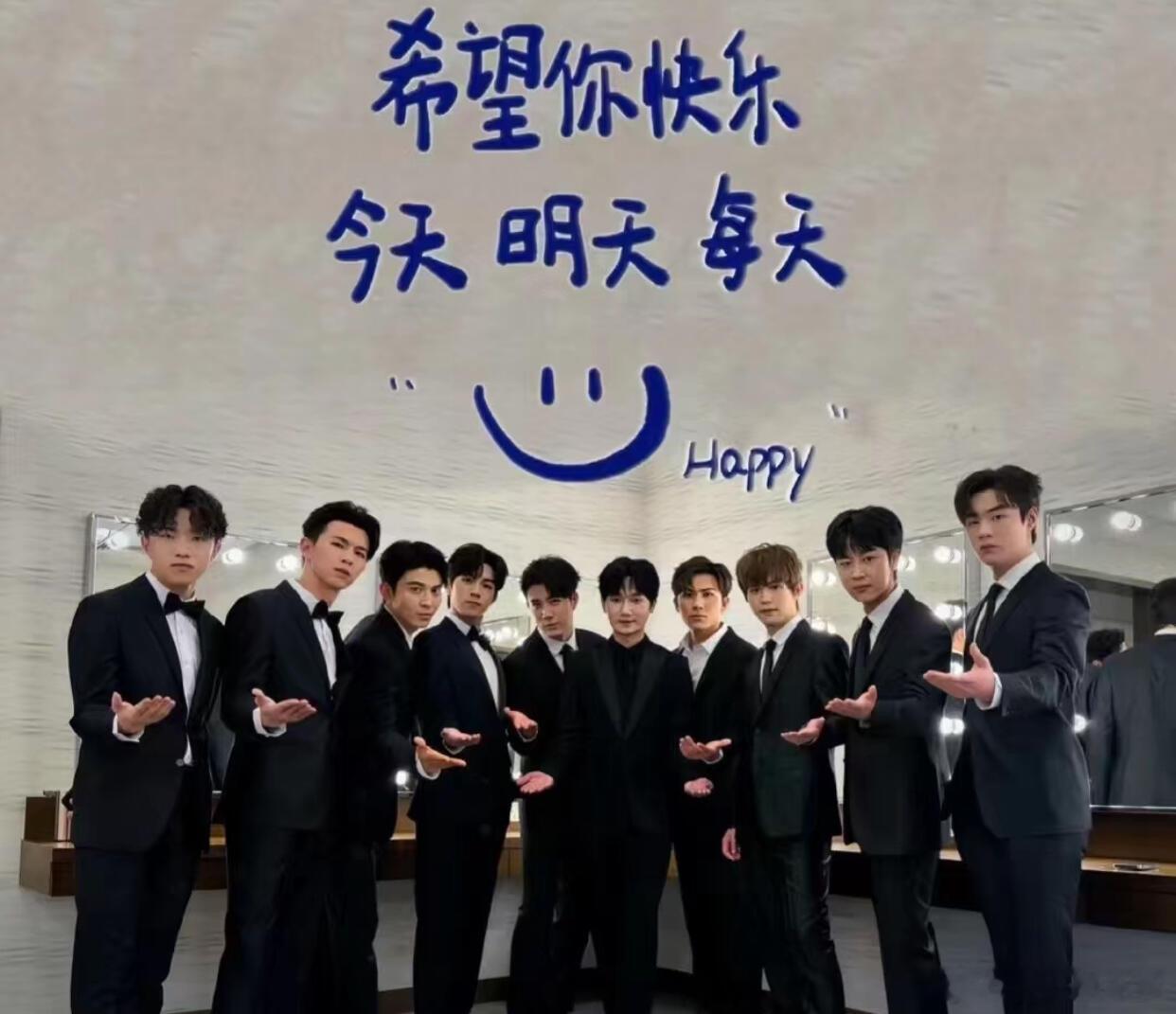 十个勤天工体彩排618夏日歌会全员集结工体全力备战，走位和声场一遍遍磨合，认真对