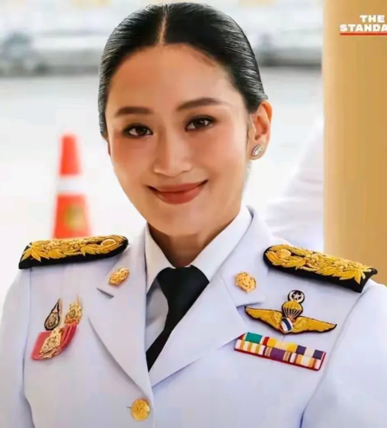 泰国前总理佩通坦也算是创造了世界记录。少见的美女型总理，全世界最年轻的女总理，