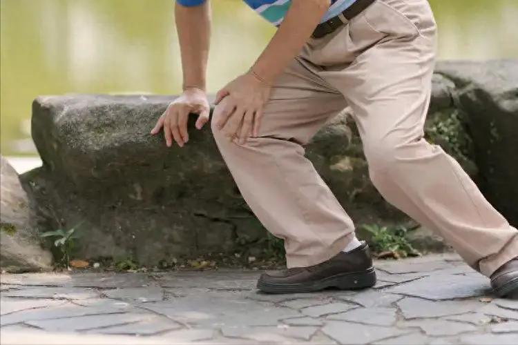 走路突然不对劲？别只当腿脚老了！大脑萎缩可能先从走路露马脚，三种异常动作信号藏着