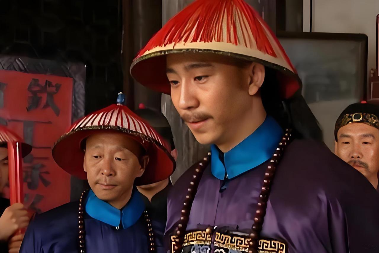 1735年,雍正驾崩,李卫哭晕在棺椁前。乾隆看明白了他的心思——既赏珍珠又封功名
