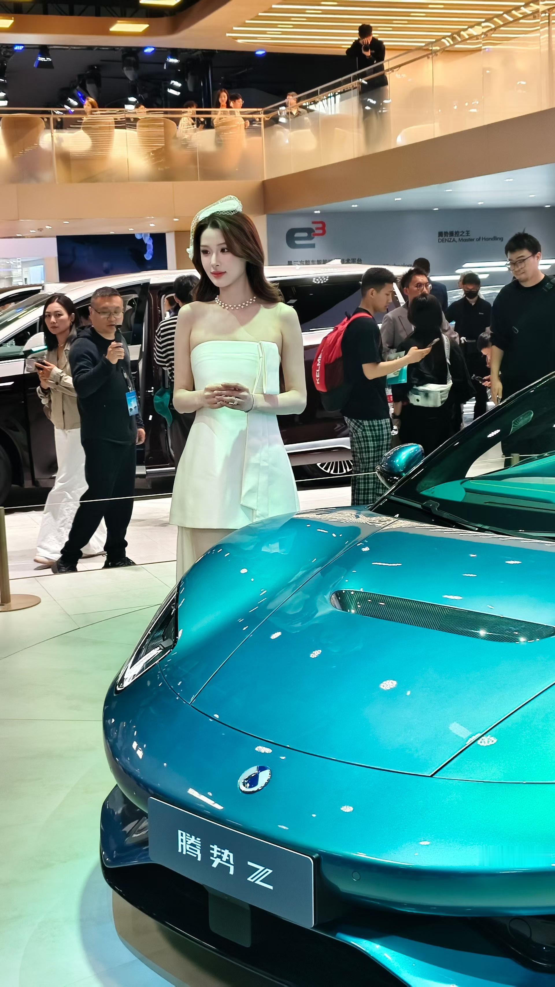 顶级车就应该配漂亮车模