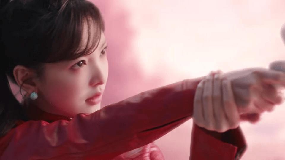 章若楠这次直接把反差感焊在身上了，以前看她私服元气满满、活动线下清甜出圈、剧照又