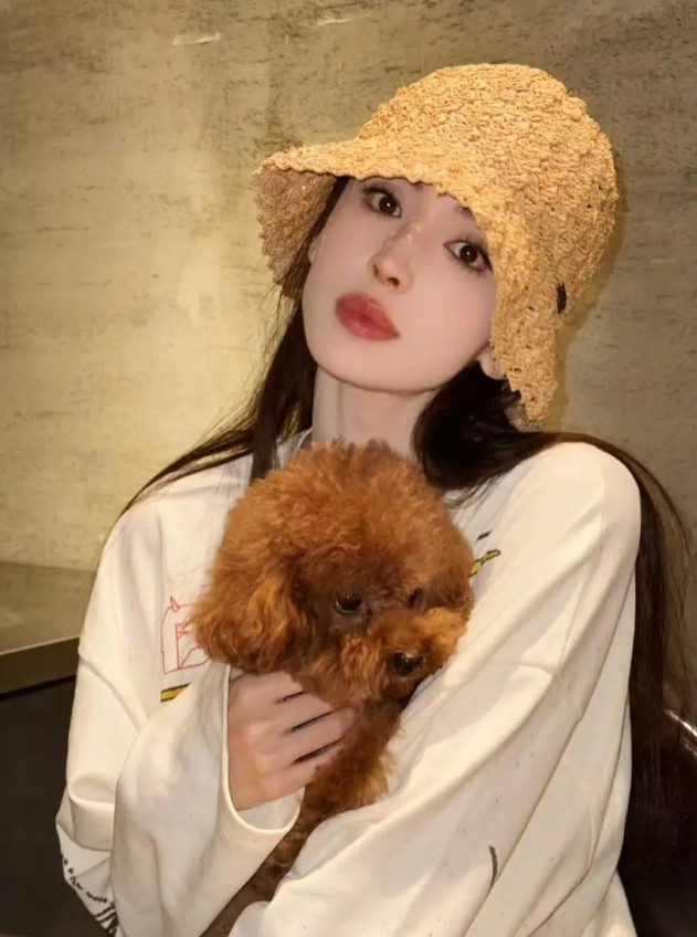 娜扎怀里抱着狗好幸福！