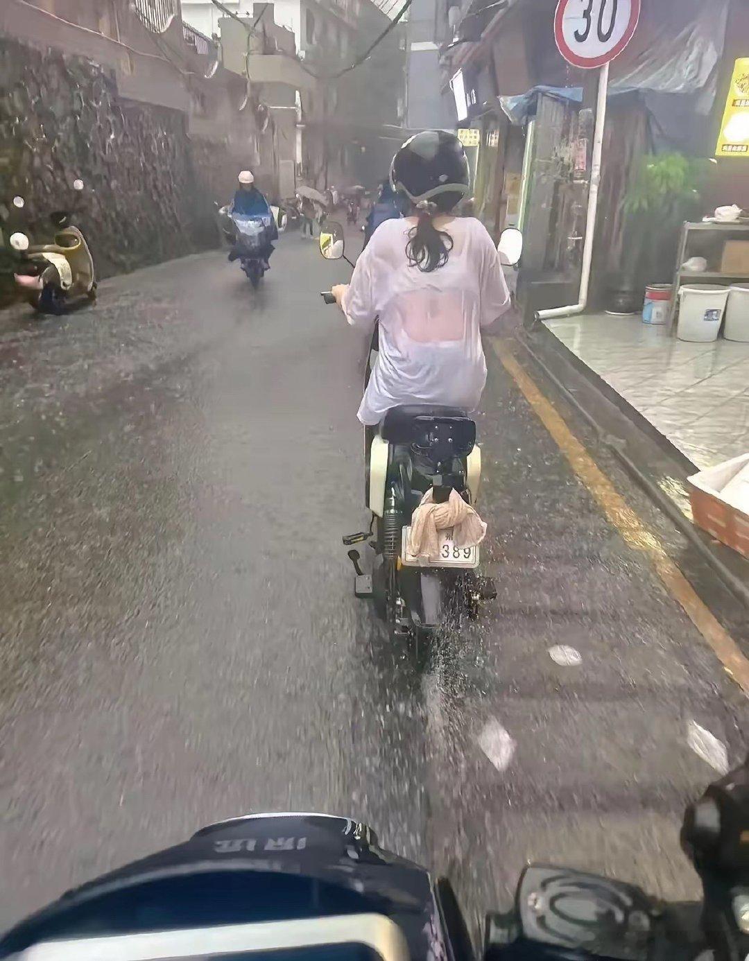 下雨天视线不好……一定要慢点