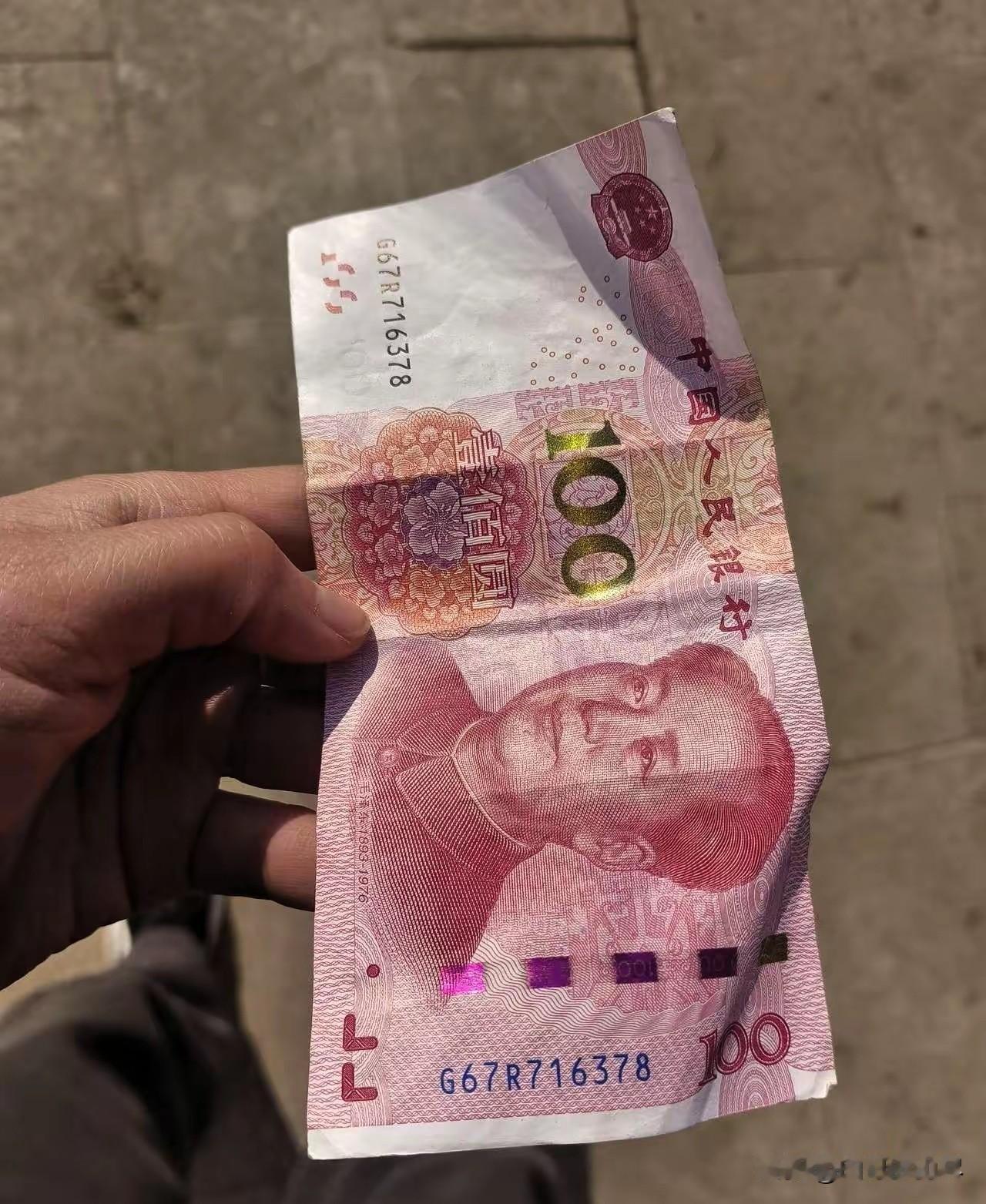 “恶人先告状！”江苏南京，75岁老人卖红薯时，一戴口罩、头盔的女子掏出假币要买，