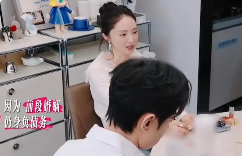 为了前夫，董璇欠债4900多万。董璇说：其实他不想离婚，他还想继续把我当摇钱树