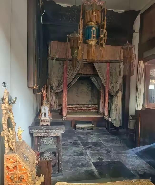 慈禧太后住的地方，空间非常的狭小，看起来也没有什么特殊的地方，甚至乍一看，有些破