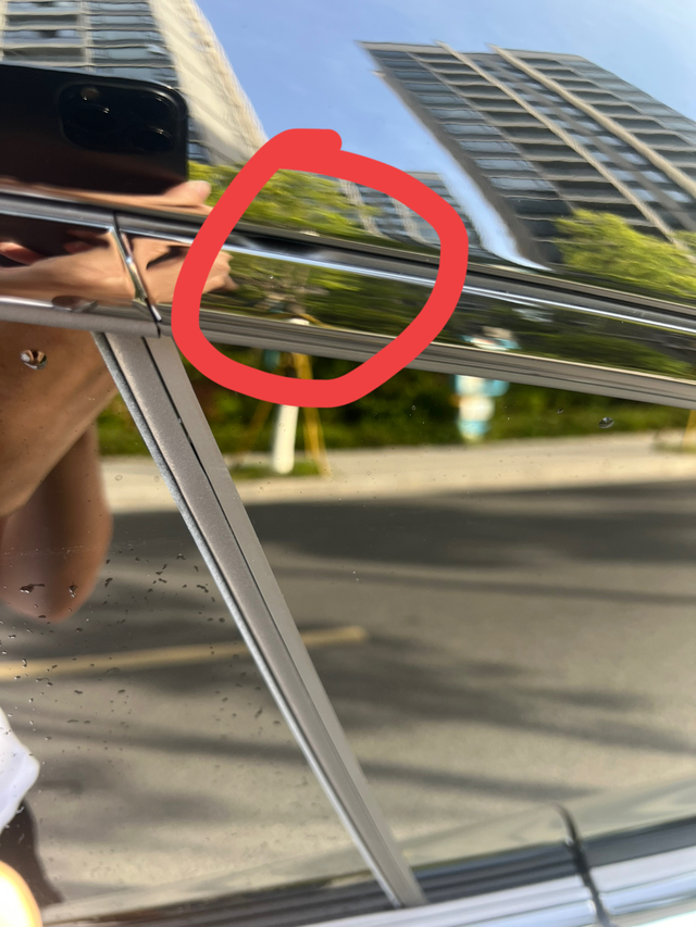 做工有点差车顶跟车窗之间的胶条，做工太差了