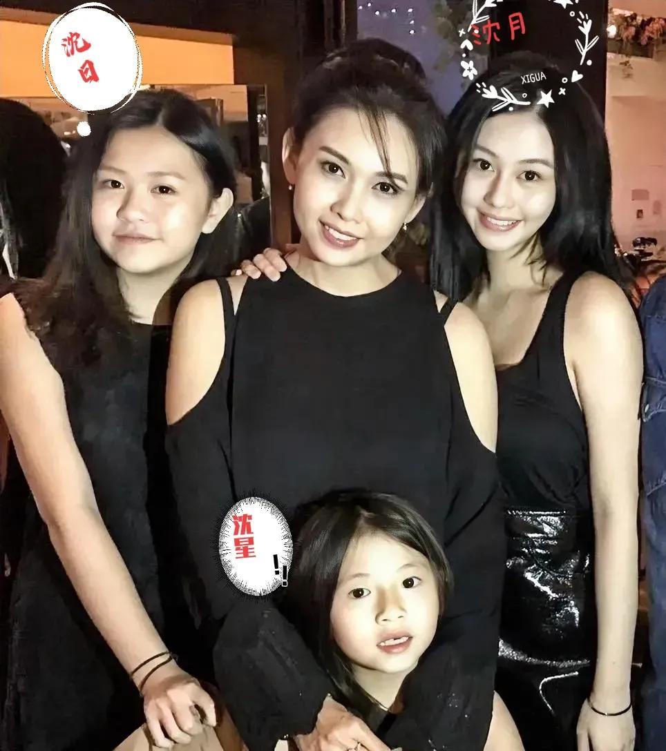 邱淑贞结束和王晶的十年恋情后，转头嫁给了沈嘉伟，并生下了三个女儿沈月，沈日，沈