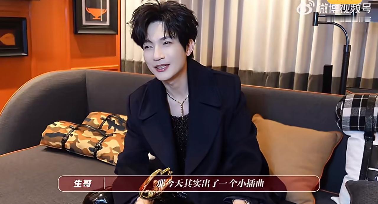 陈楚生微博之夜原来他有站位失误。就是他有一段应该站在升降台上跳，结果他一不小心