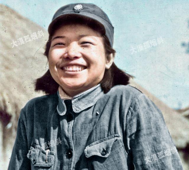 被这位国军女兵的笑脸感染了！这无疑是抗日战争中，笑容最灿烂的表情。在她开心的背后