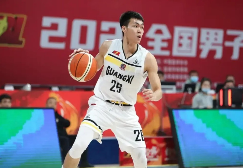 庞峥麟参加CBA选秀，作为广西的球迷，我心情复杂。他已经26岁了，不能一直在