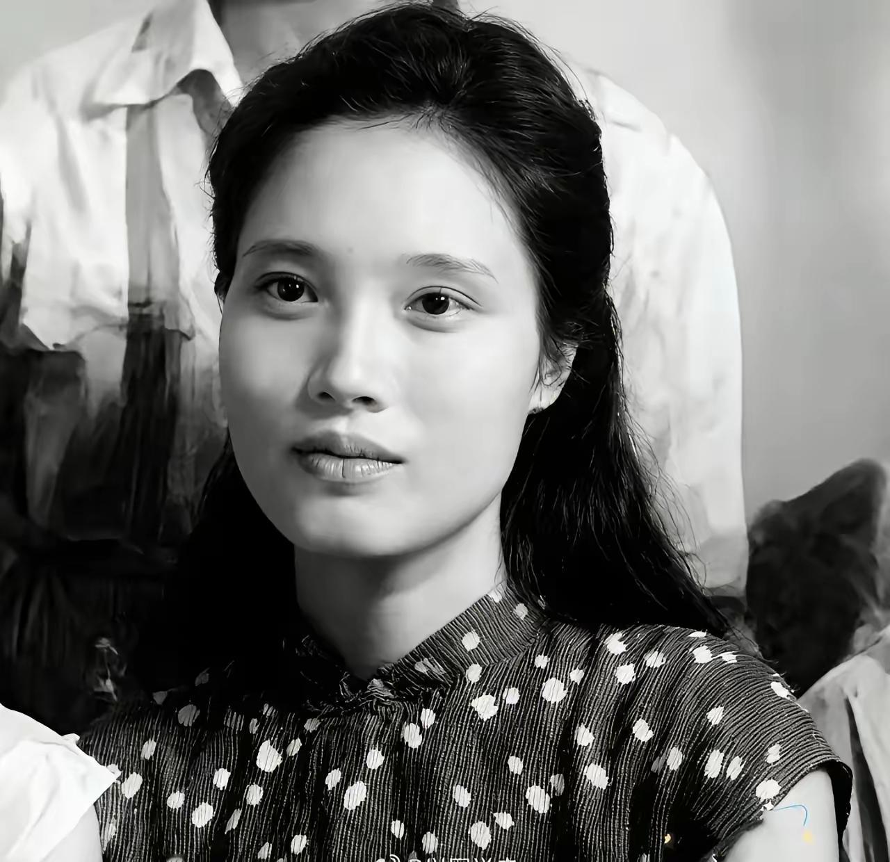 这是朱枫的亲密战友，在台地下工作者姚明珠女士的照片，面容清秀，目光炯炯有神，她在