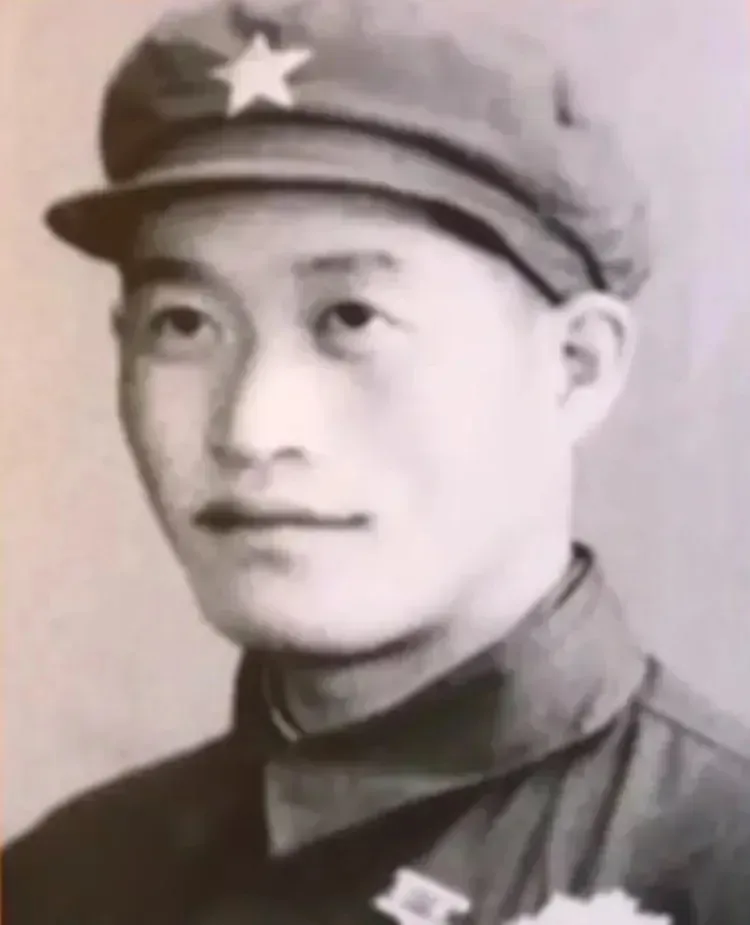 1964年，毛主席听说奇袭白虎团的杨育才，现在只是一个副连长，眉头一皱，问道：“