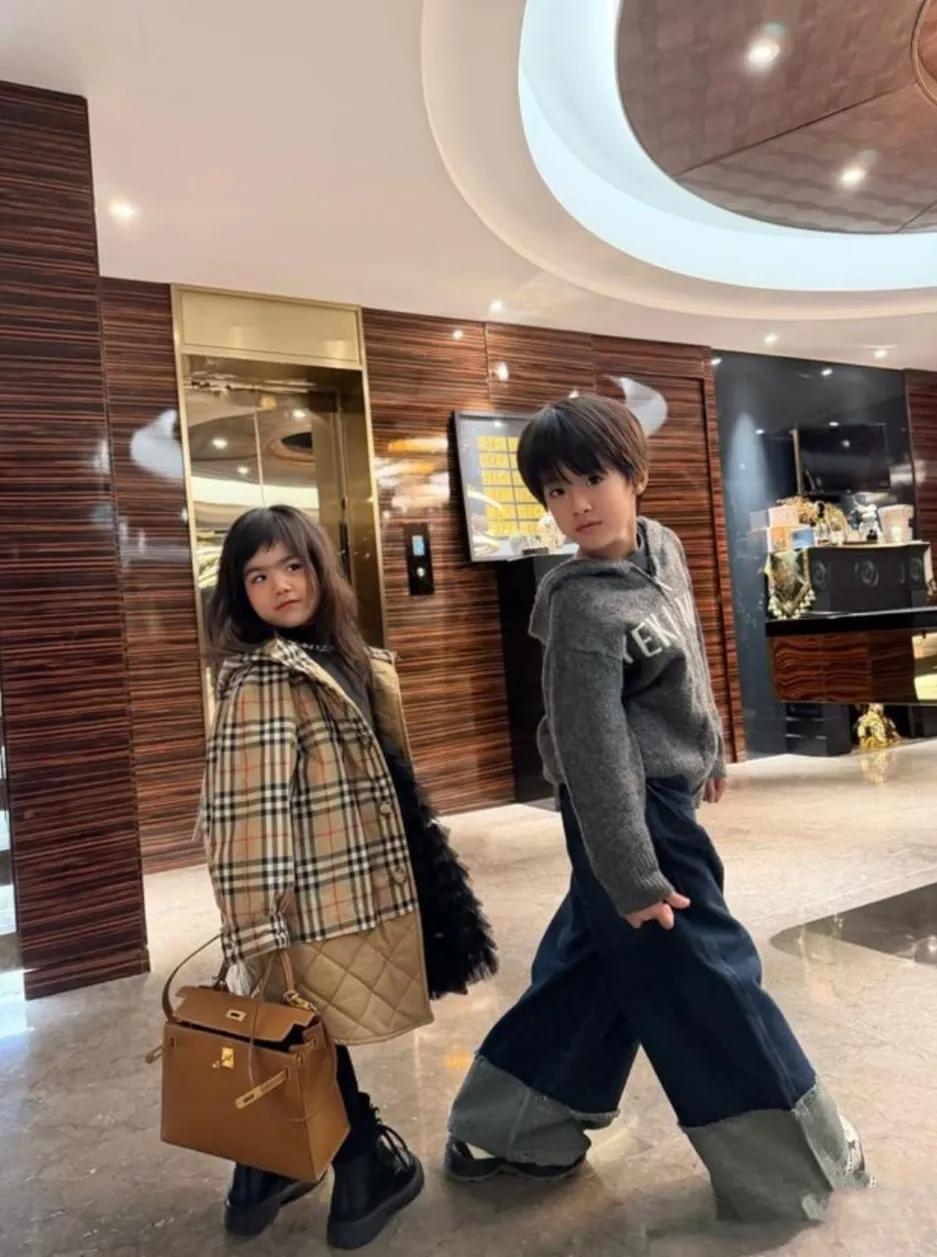 一家子复制粘贴啊！长的都像混血男孩是迷你的爸爸女孩是迷你的妈妈高