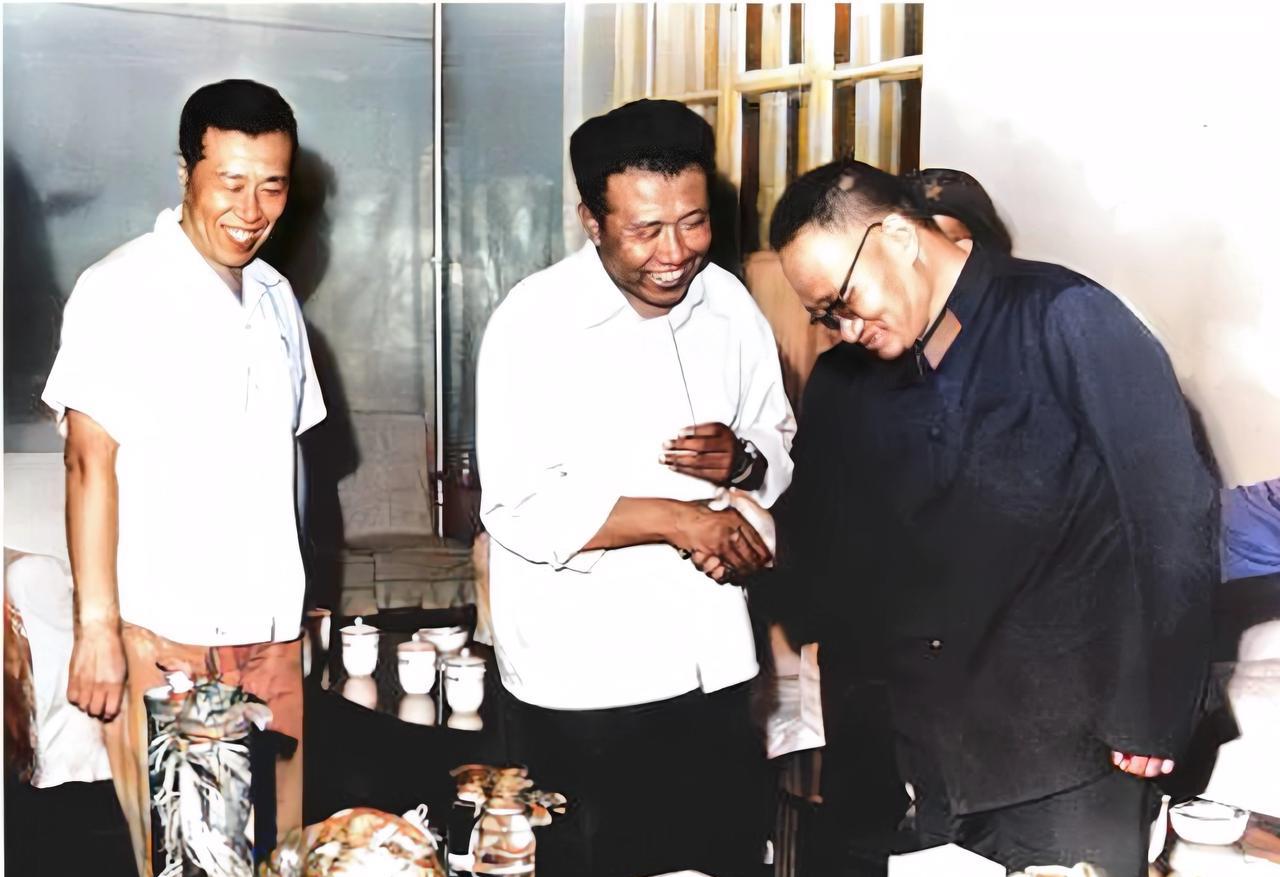 80年代，毛主席次子毛岸青在东北一张工作照。他亲切、谦逊和父亲一样。毛岸青对东