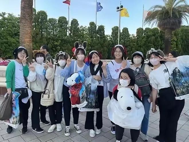 很多人不知道美国人在日本有多猖狂。29日，在日本京都进行集体旅行的13岁中国女中