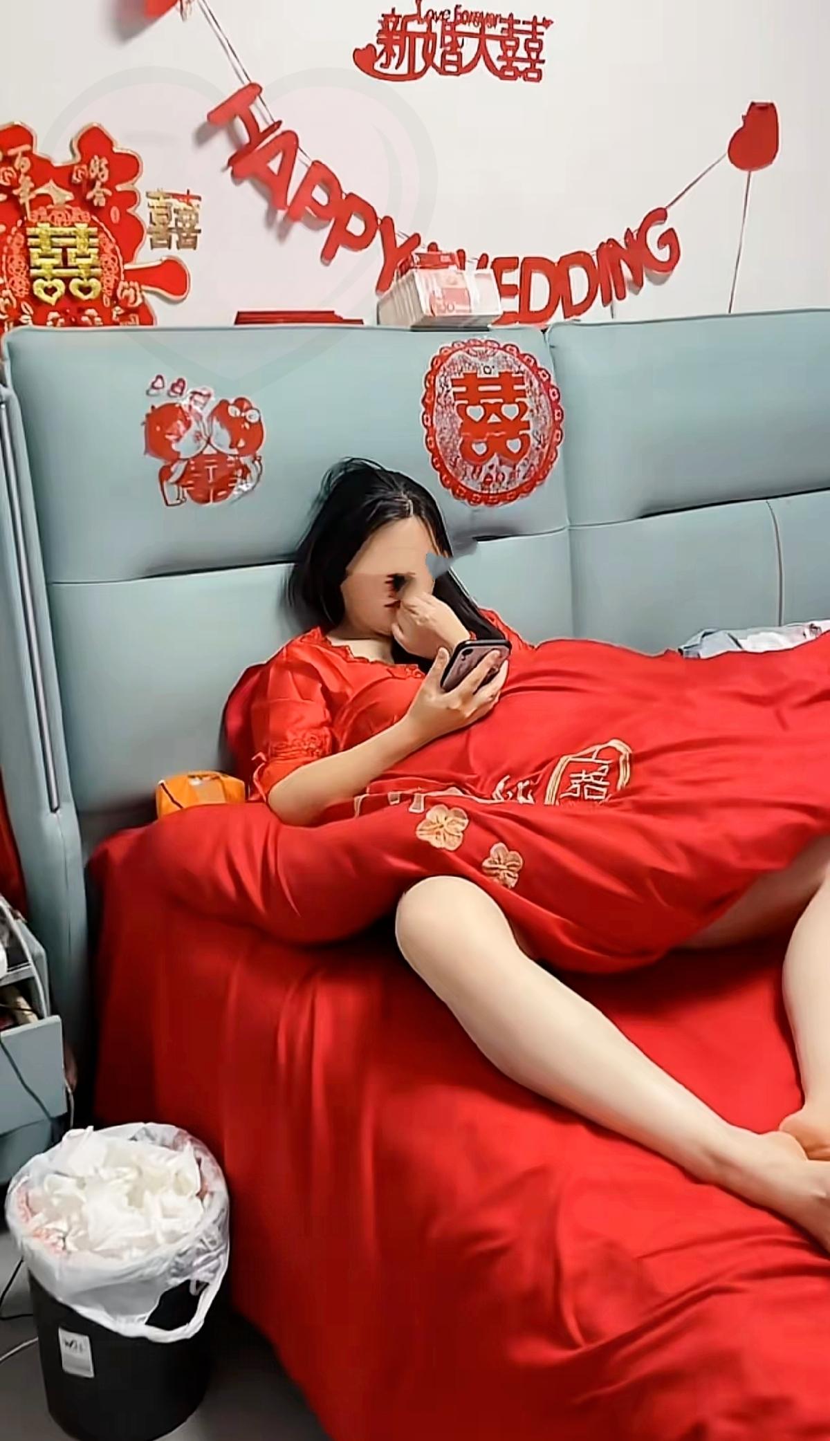 天嘞！新娘婚礼当天这一幕也太颠覆认知了吧！不是说婚礼是女生最在意形象的时刻吗