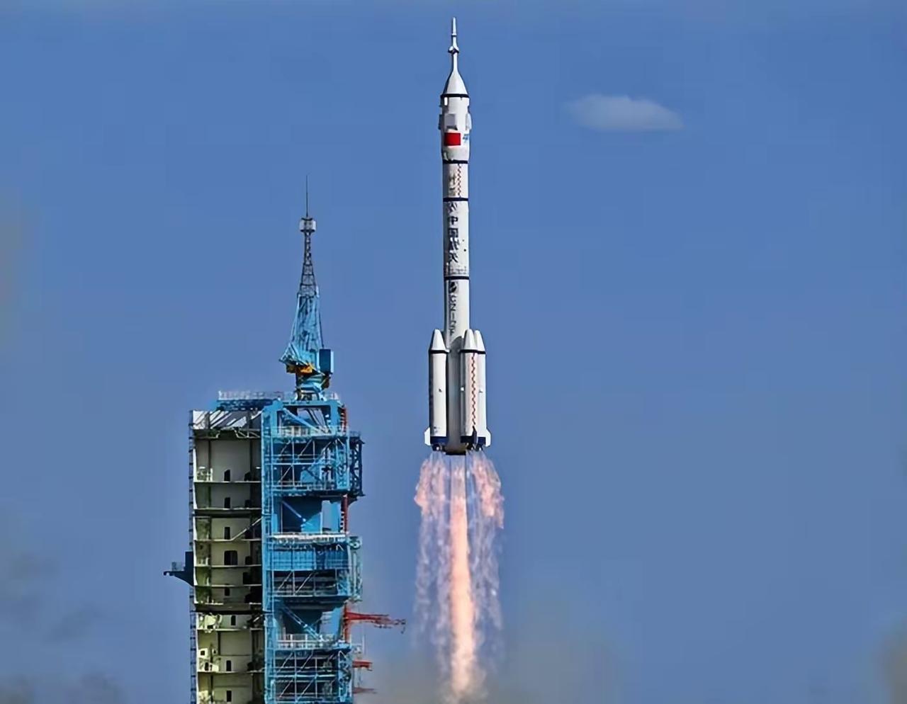 1. 中国20天完成应急发射并成功对接空间站：神舟二十号返回舱因空间碎片撞击有裂