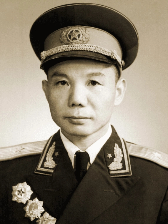 1954年，12军政委李震升职，军长肖永银为他饯行，几杯美酒下肚后，肖永银却当面