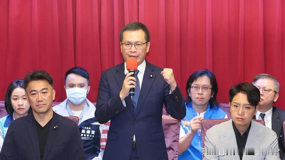 “我们在受苦，你们在辩论，能看吗”？罗智强公开告诫郑丽文别在坚持辩论和政见会
