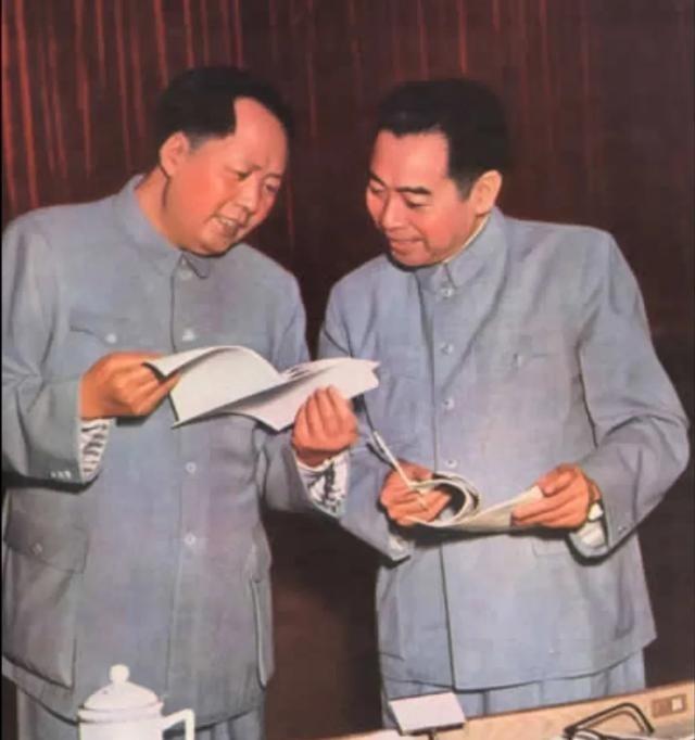 毛泽东偶得绝妙上联，下联却苦思未得。于是他对周恩来说：“恩来，我有些江郎才尽，你