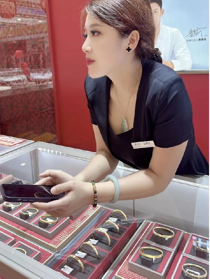 我问了金店上班的小姨，现在的金饰还能买吗，她直接捂我嘴：可别当冤大头！这大