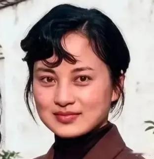 北影厂最美的一朵花张金玲，她的模样最符合大众审美。她长着一张大圆脸，浓眉大眼，鼻
