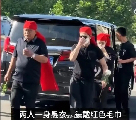 有安徽南陵网友拍到郭富城和老婆方媛殡仪馆送别外公的画面，夫妻俩人下车时，头上都按